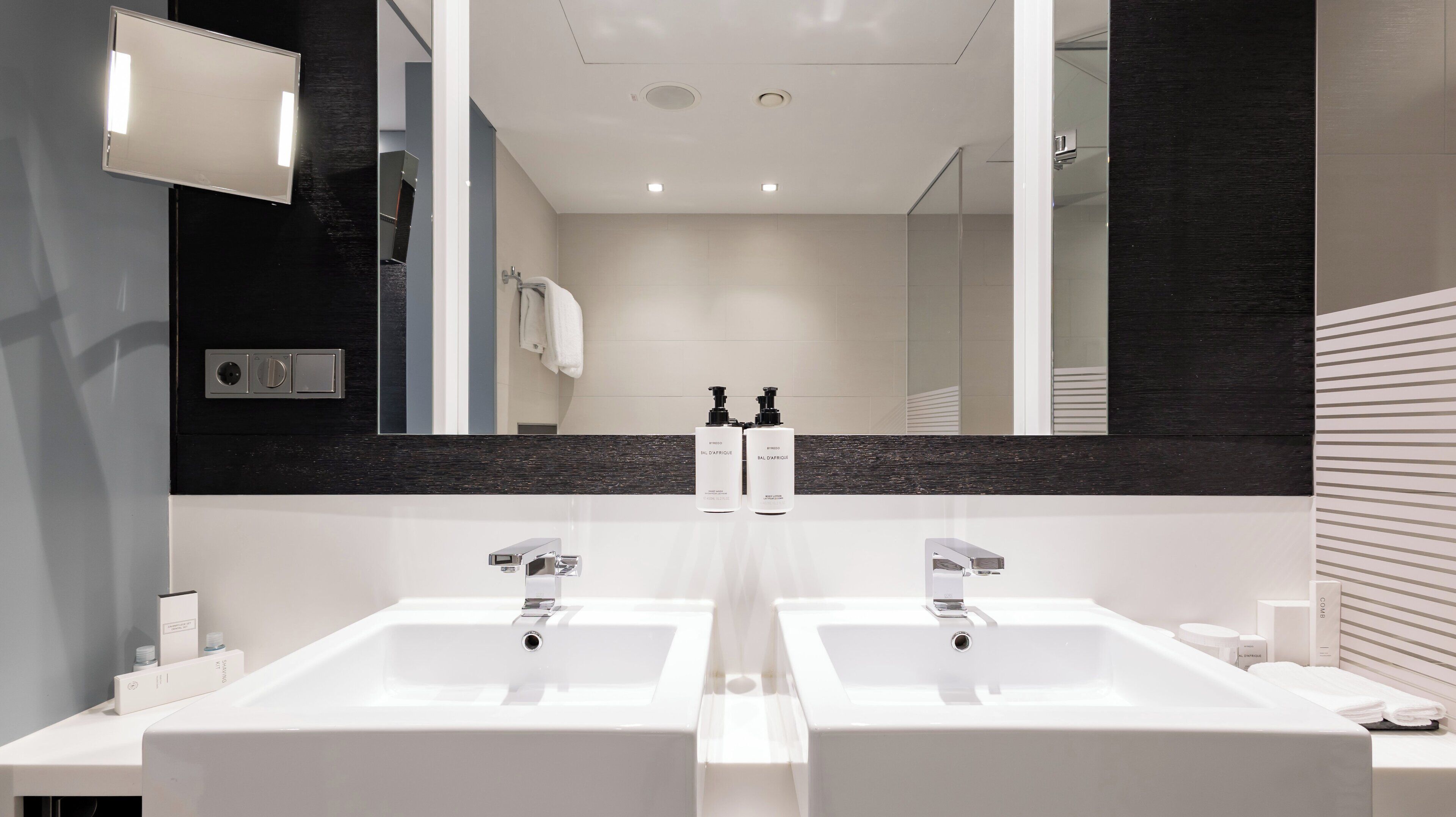 套房, 1 间卧室 | 浴室 | 淋浴/盆浴组合、深泡浴缸、大花洒淋浴喷头、吹风机