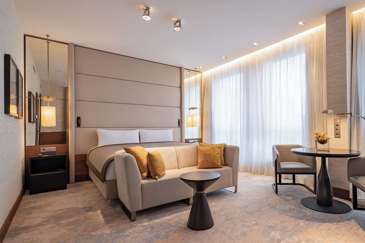 Premium kamer, 1 kingsize bed, toegang tot de clublounge | Een minibar, een kluis op de kamer, een bureau, een laptopwerkplek