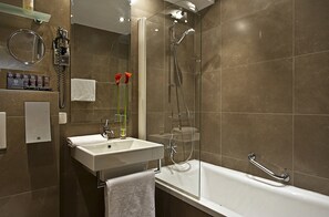 Superior Double Room | Bathroom | Eco-friendly toiletries, towels