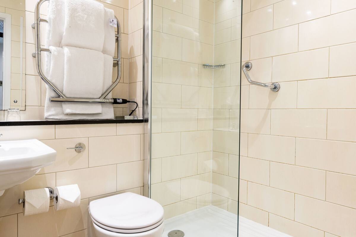 classic twin room | bathroom | eco-friendly toiletries, hair dryer, towels