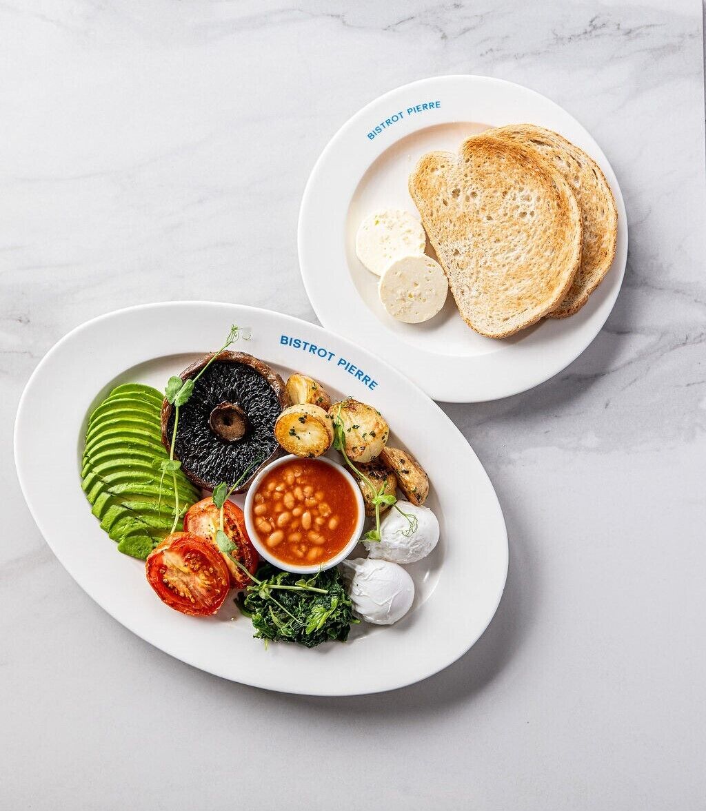 Deux assiettes blanches contenant des plats et portant l’inscription « BISTROT PIERRE ».