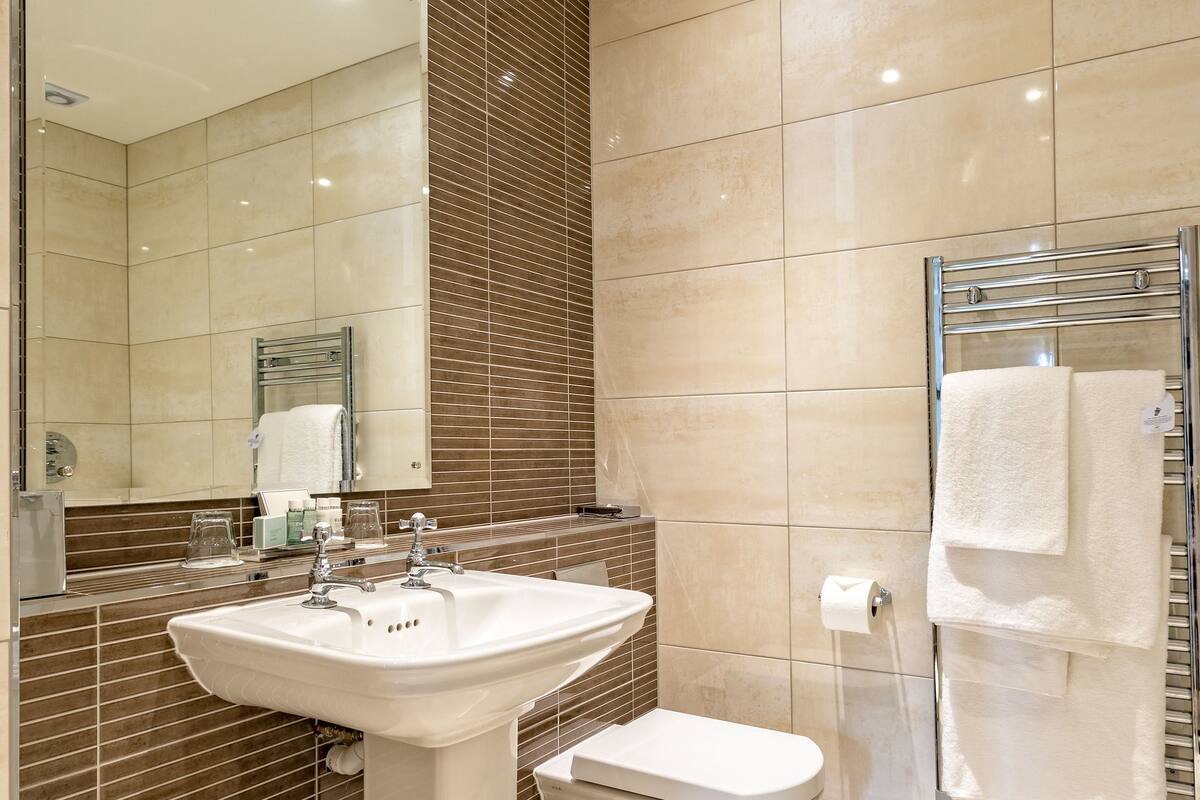 deluxe suite | bathroom | eco-friendly toiletries, hair dryer, towels