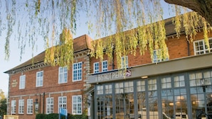 Un bâtiment traditionnel en briques, sur lequel on peut lire les enseignes « The Swans Nest » et « Le Bistro Pierre ».