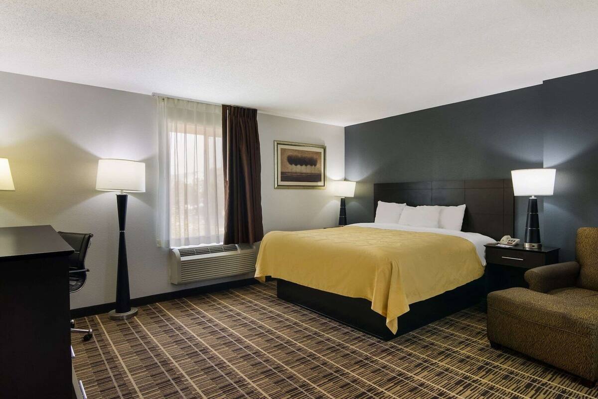 Premium bedding, in-room safe, desk, iron/ironing board