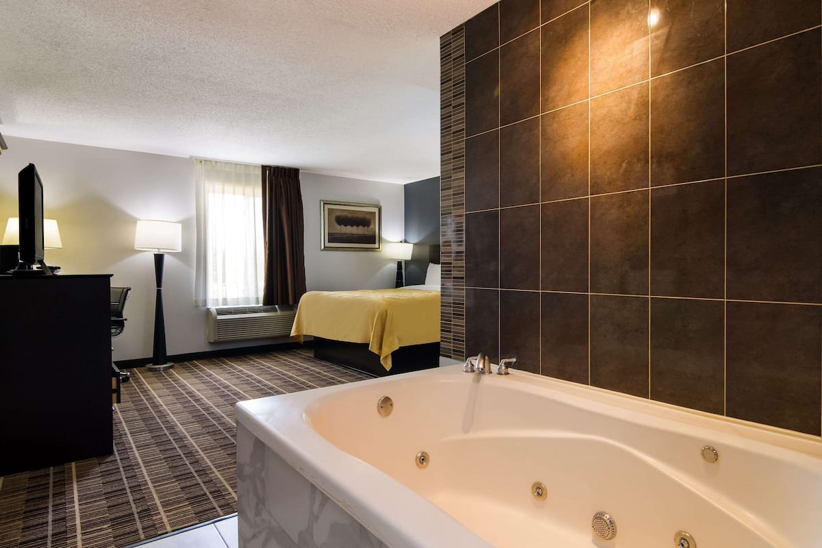 Suite, 1 King Bed, Non Smoking | 1 bedroom, premium bedding, in-room safe, desk