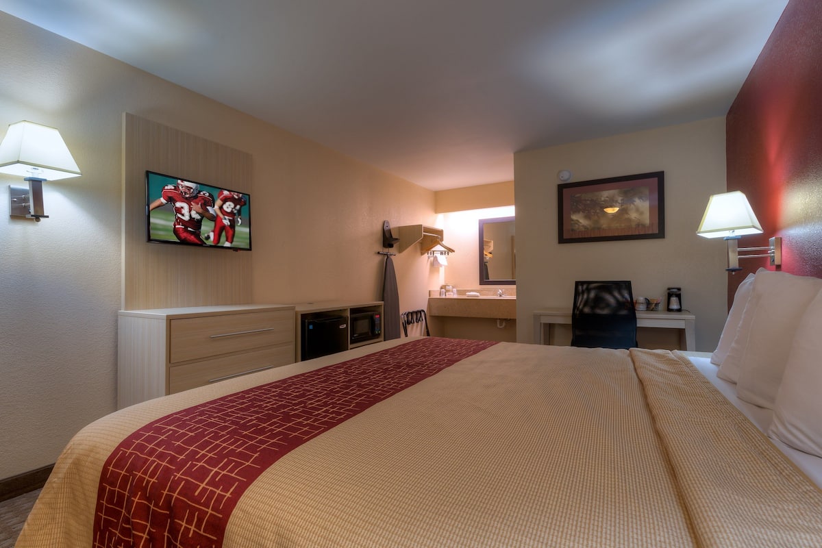 Blackout curtains, free cots/infant beds, free WiFi, bed sheets