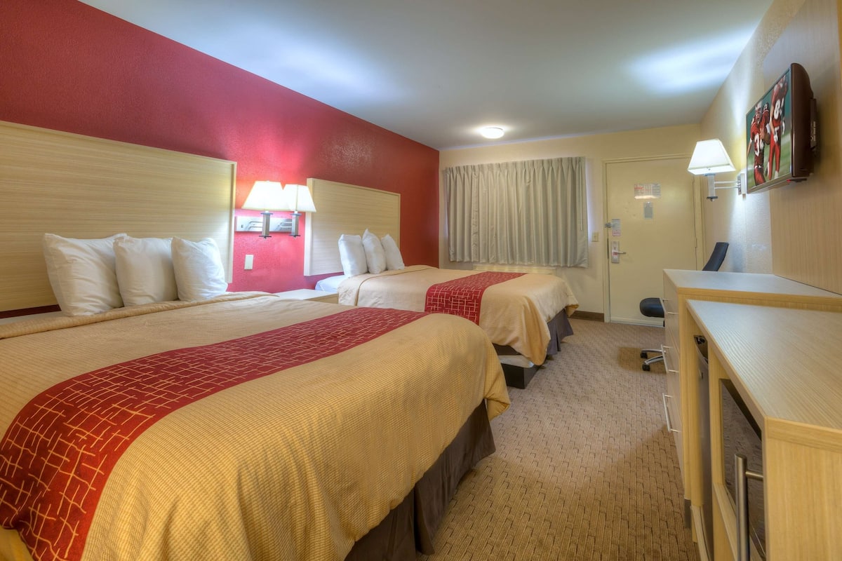 Blackout curtains, free cots/infant beds, free WiFi, bed sheets