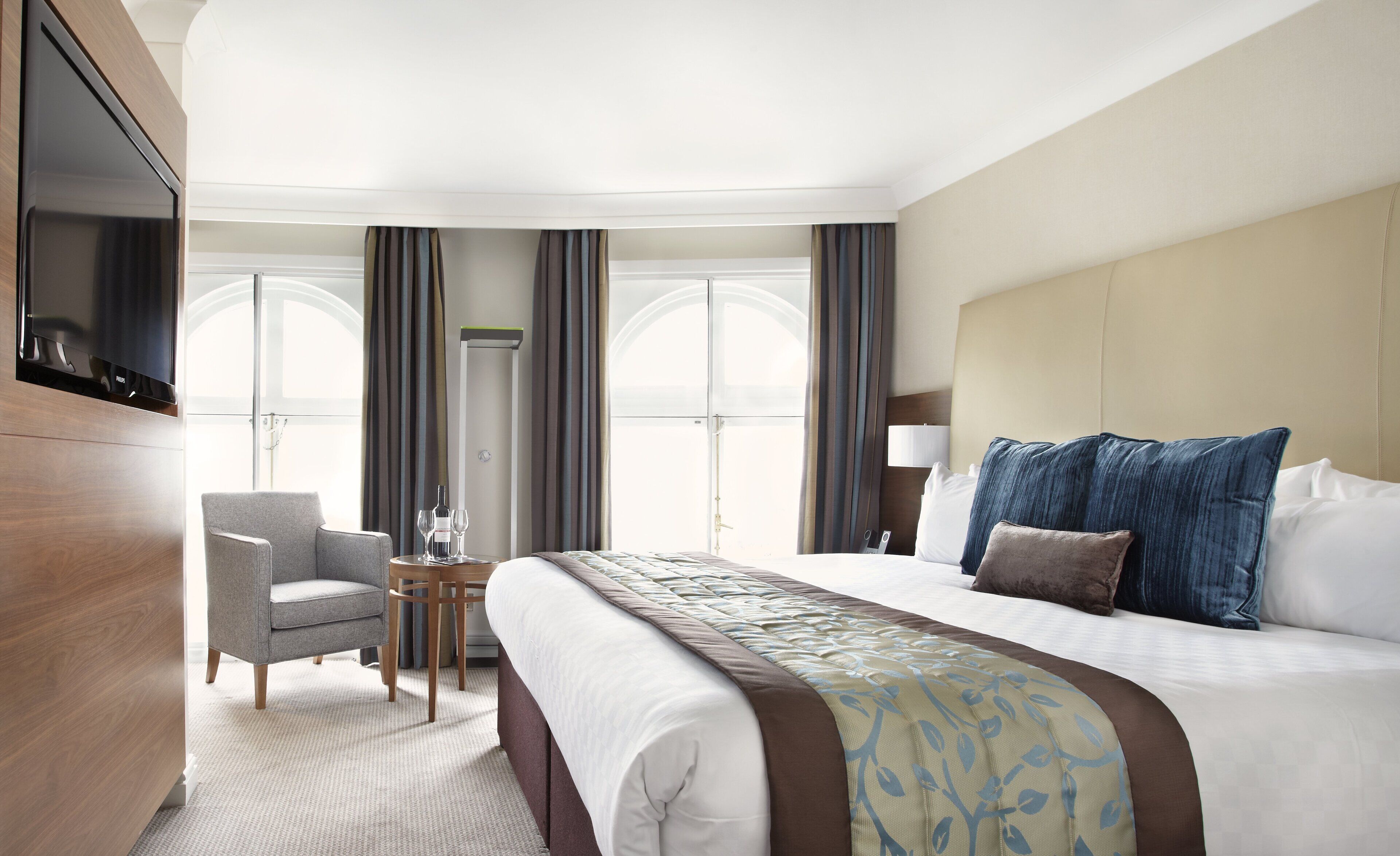 Premium bedding, in-room safe, desk, laptop workspace