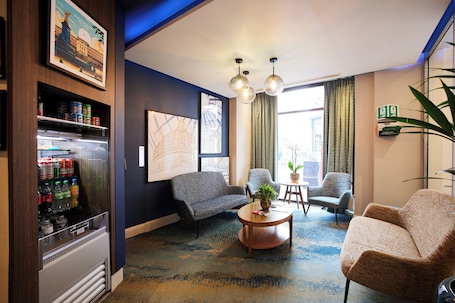 Sala de estar en el lobby. Thistle London Piccadilly