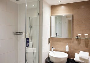 Deluxe Room, 1 King Bed | Bathroom | Shower, free toiletries, hair dryer, towels - Thistle London Piccadilly (London)