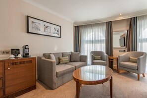 Suite – junior, 1 kingsize-seng med sovesofa | Sengetøy av topp kvalitet, safe på rommet og skrivebord