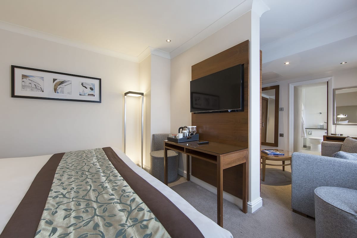 Suite – junior, 1 kingsize-seng med sovesofa | Sengetøy av topp kvalitet, safe på rommet og skrivebord