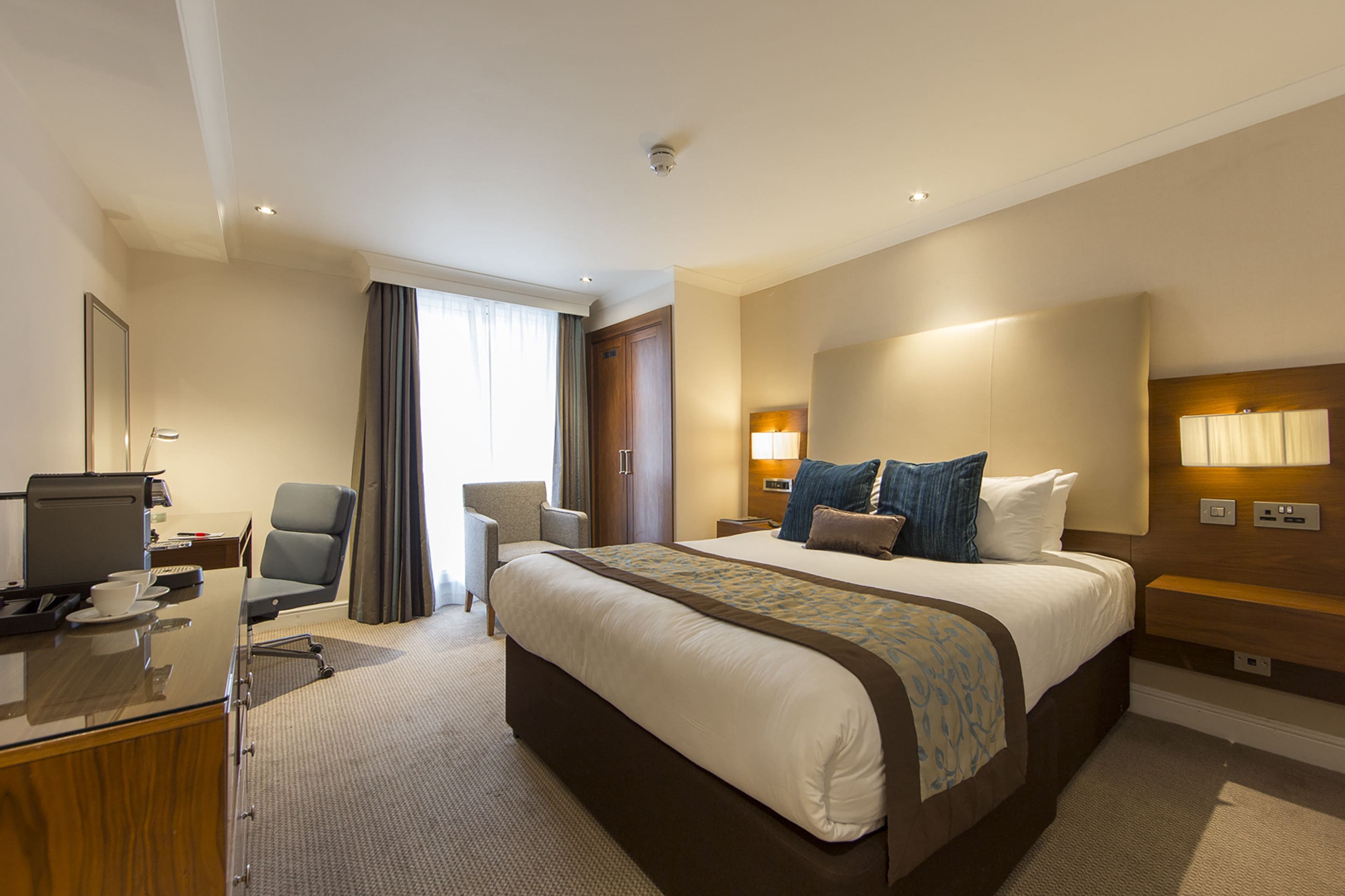 deluxe room, 1 king bed | premium bedding, in-room safe, desk, laptop workspace
