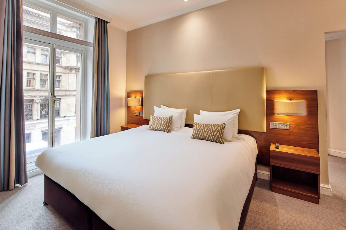 ジュニア スイート キングベッド 1 台ソファーベッド付き | 高級寝具、セーフティボックス (室内)、デスク、ノートパソコン用作業スペース