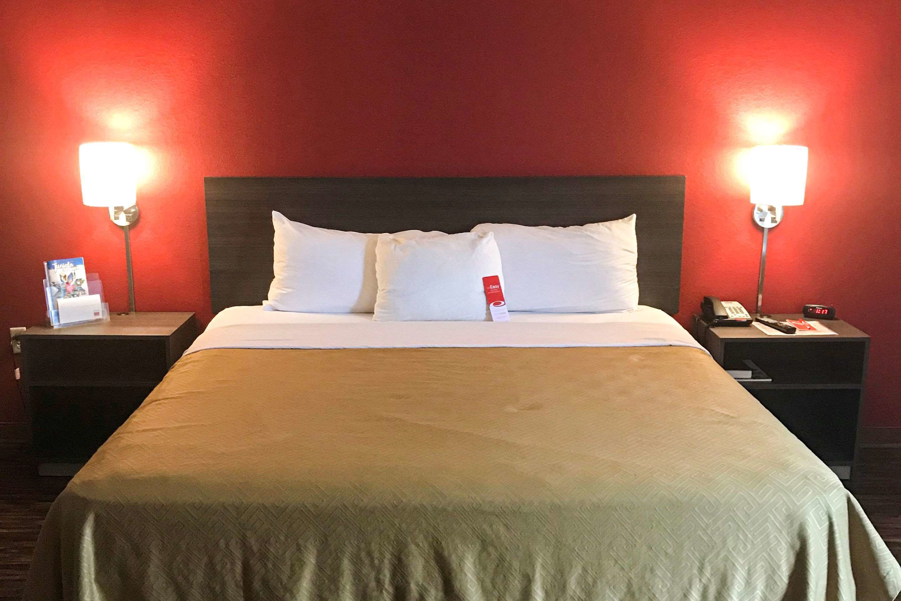 Muebles diferentes y espacio para trabajar con laptop 