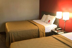 Muebles diferentes y espacio para trabajar con laptop