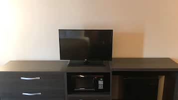 Muebles diferentes y espacio para trabajar con laptop
