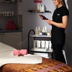 Soins corporels, soins d'aromathérapie, massages aux pierres chaudes