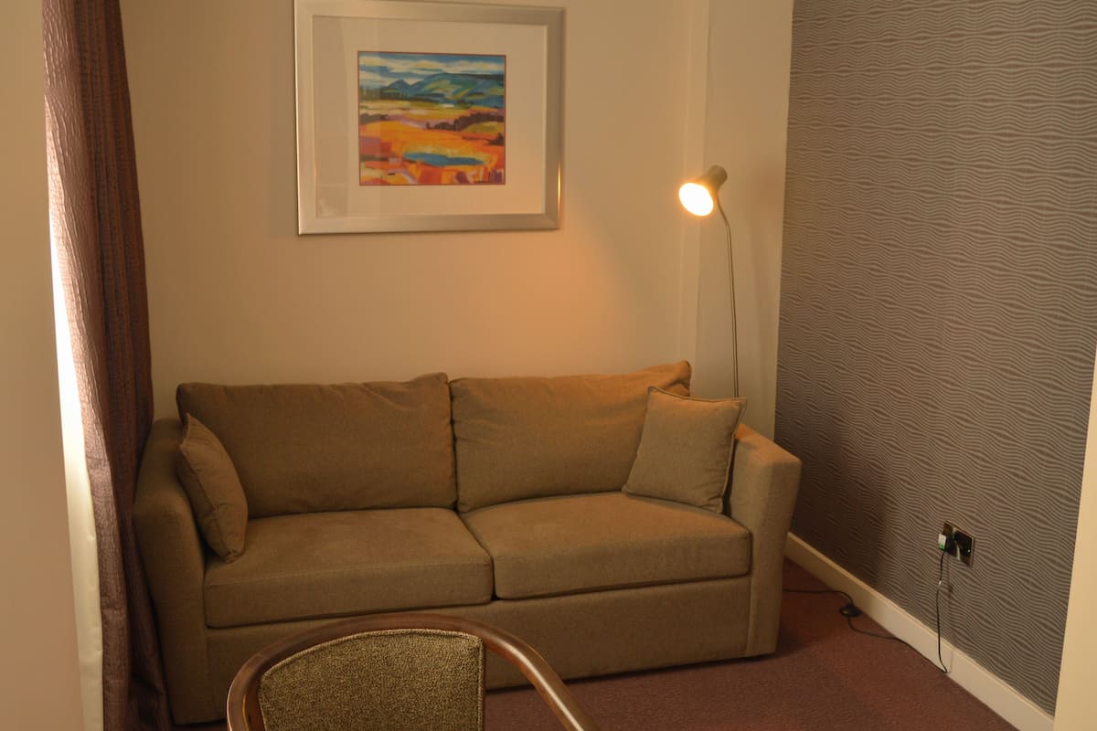 family room, 1 queen bed, non smoking | hypo-allergenic bedding, desk, laptop workspace, blackout curtains