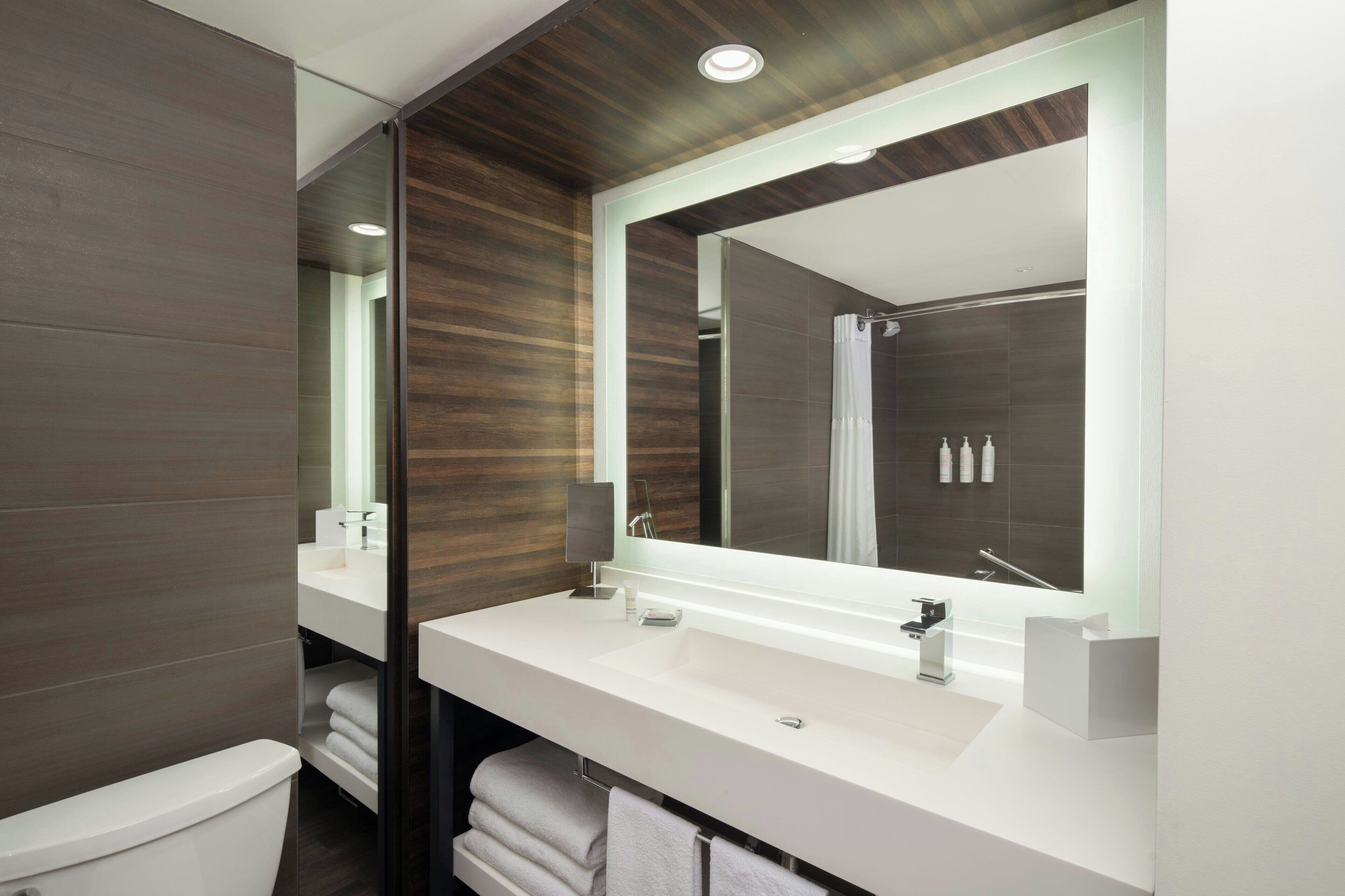 combined shower/bathtub, eco-friendly toiletries, hair dryer, towels