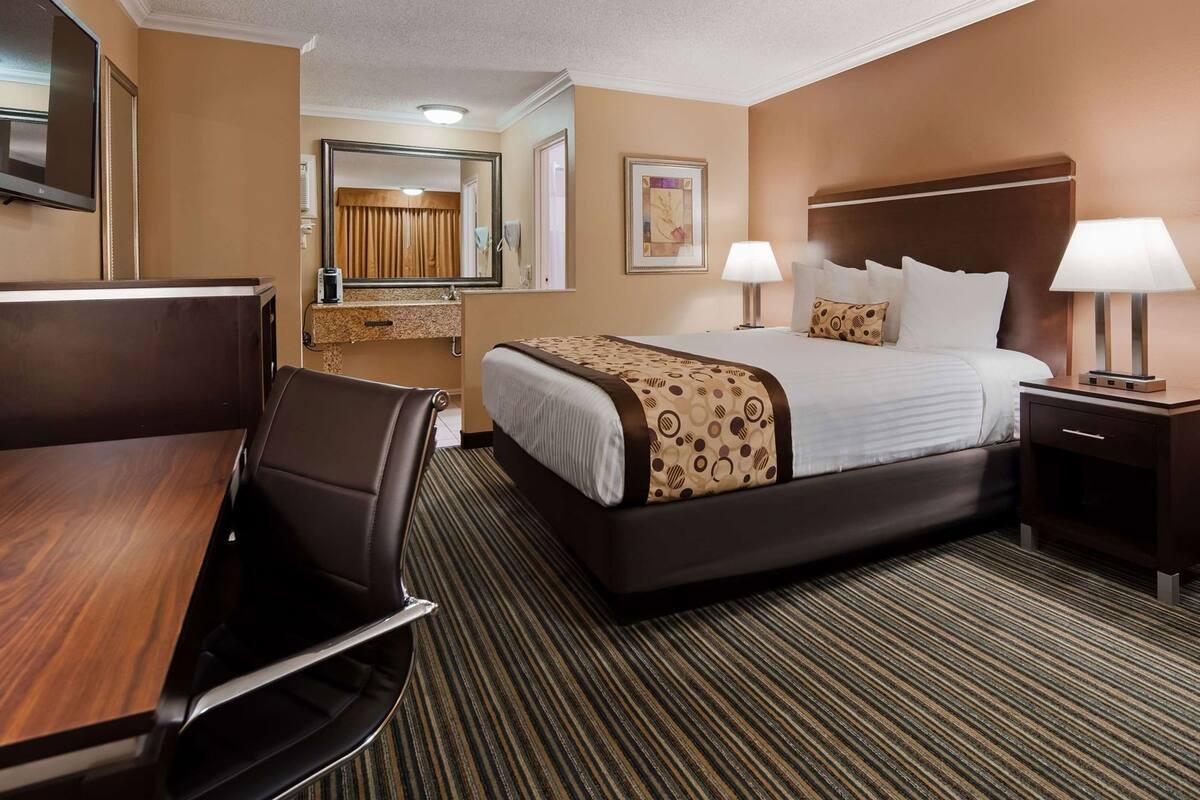 Zimmersafe, Schreibtisch, laptopgeeigneter Arbeitsplatz