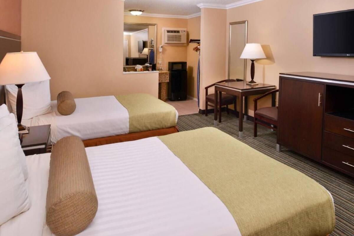 Peti besi dalam bilik, meja, ruang kerja komputer riba 