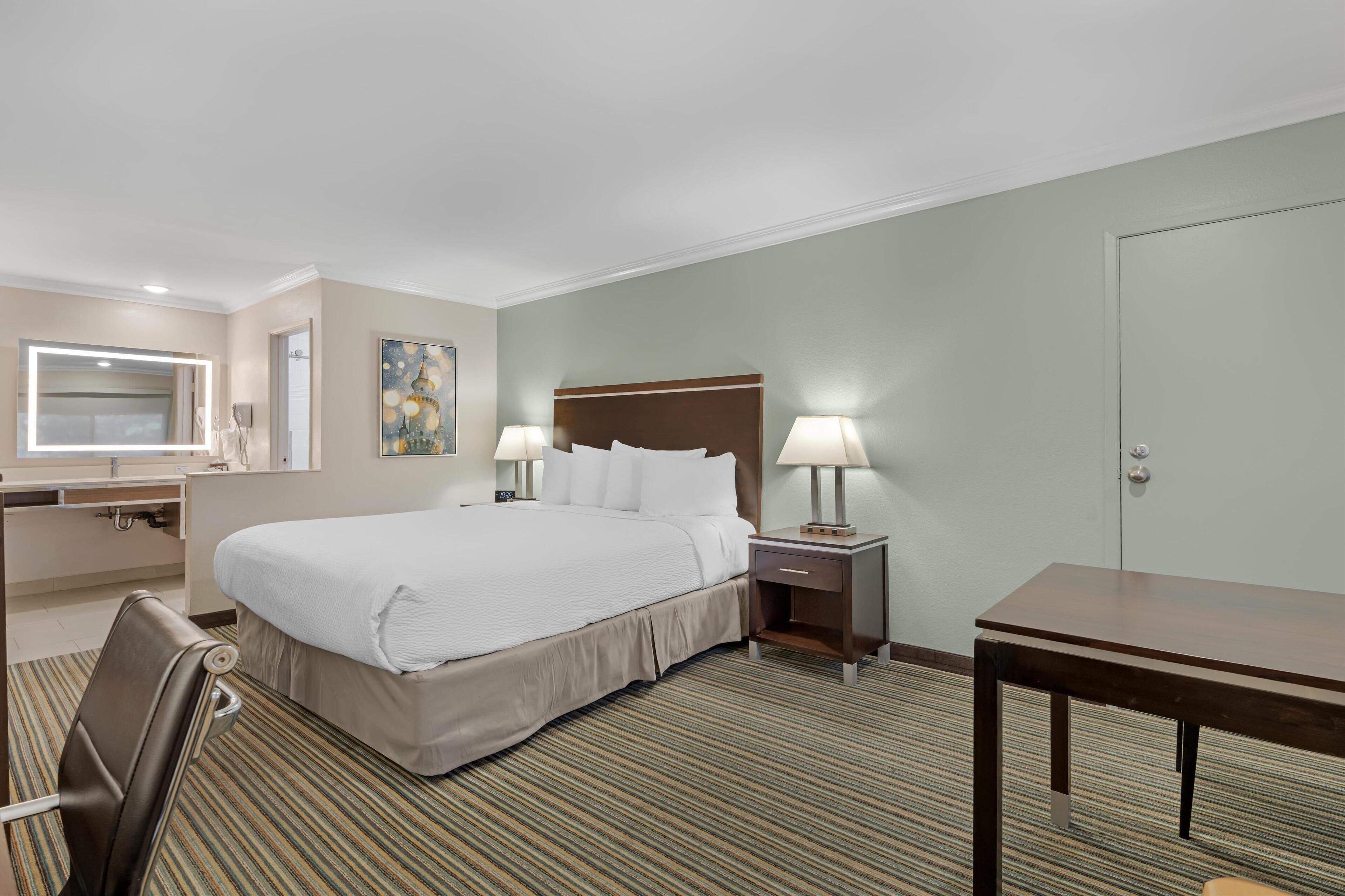 Standard Room, 1 King Bed, Non Smoking, Refrigerator & Microwave | In-room safe, desk, laptop workspace, iron/ironing board