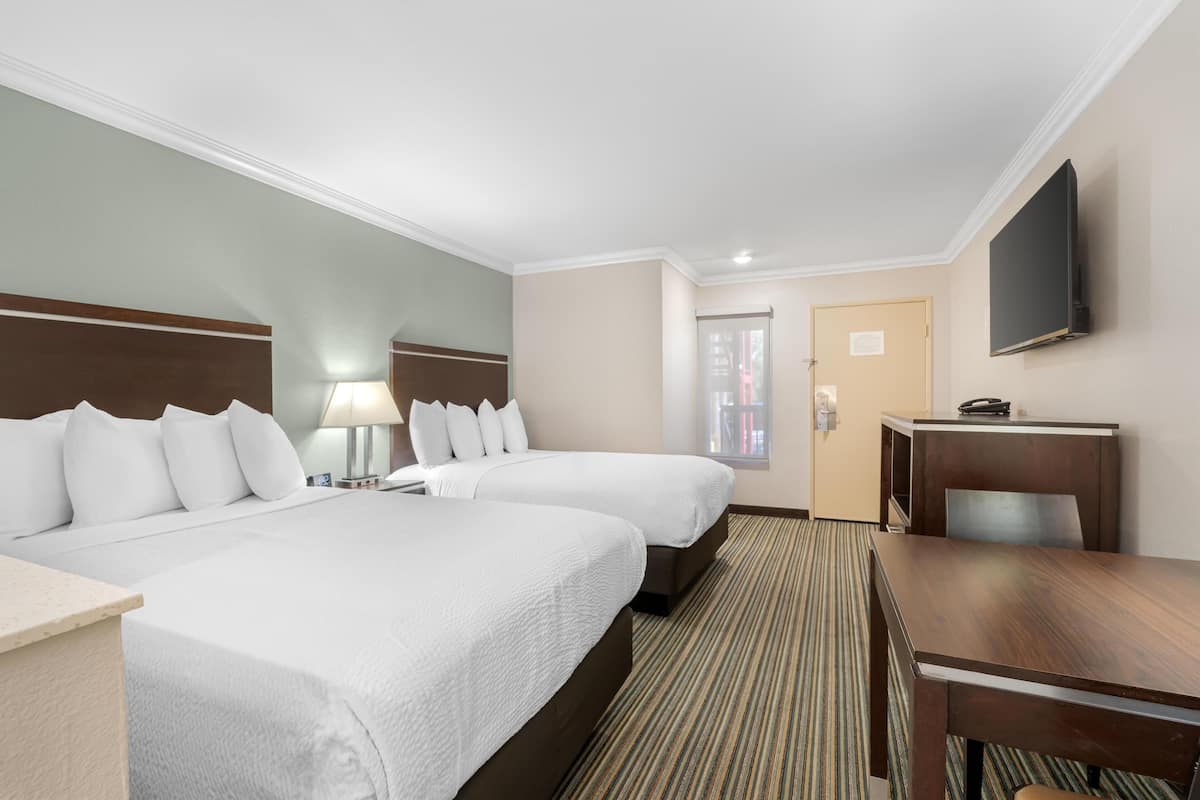 Standard Room, 2 Katil Kelamin (Double), Non Smoking, Refrigerator & Microwave | Peti besi dalam bilik, meja, ruang kerja komputer riba 