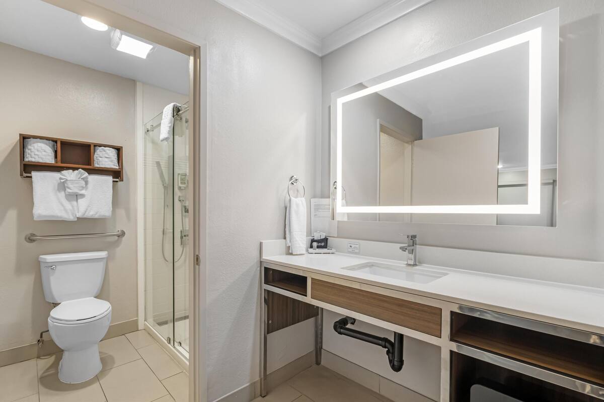 Standard Room, 2 Katil Kelamin (Double), Accessible, Bathtub | Bilik Mandi | Pancuran mandi, kelengkapan dandanan diri percuma, pengering rambut 
