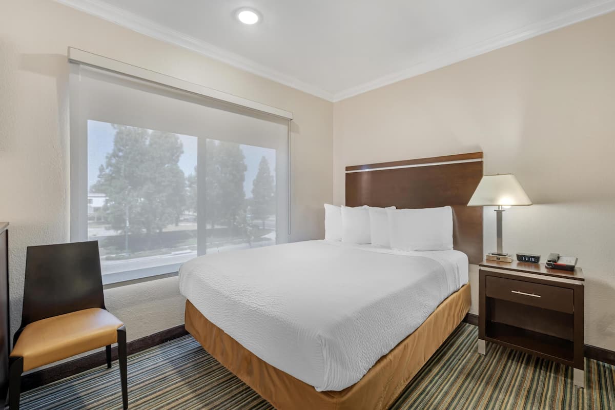 Standard Room, Berbilang Katil, Non Smoking, Refrigerator & Microwave | Peti besi dalam bilik, meja, ruang kerja komputer riba 