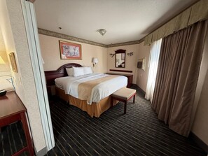 Desk, laptop workspace, blackout curtains, iron/ironing board - SureStay by Best Western Sunnyvale Silicon Valley (Sunnyvale)