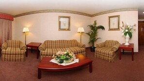 Standard Room, 1 King Bed, Non Smoking | Living area