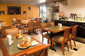 Free daily full breakfast  - SureStay by Best Western Sunnyvale Silicon Valley (Sunnyvale)