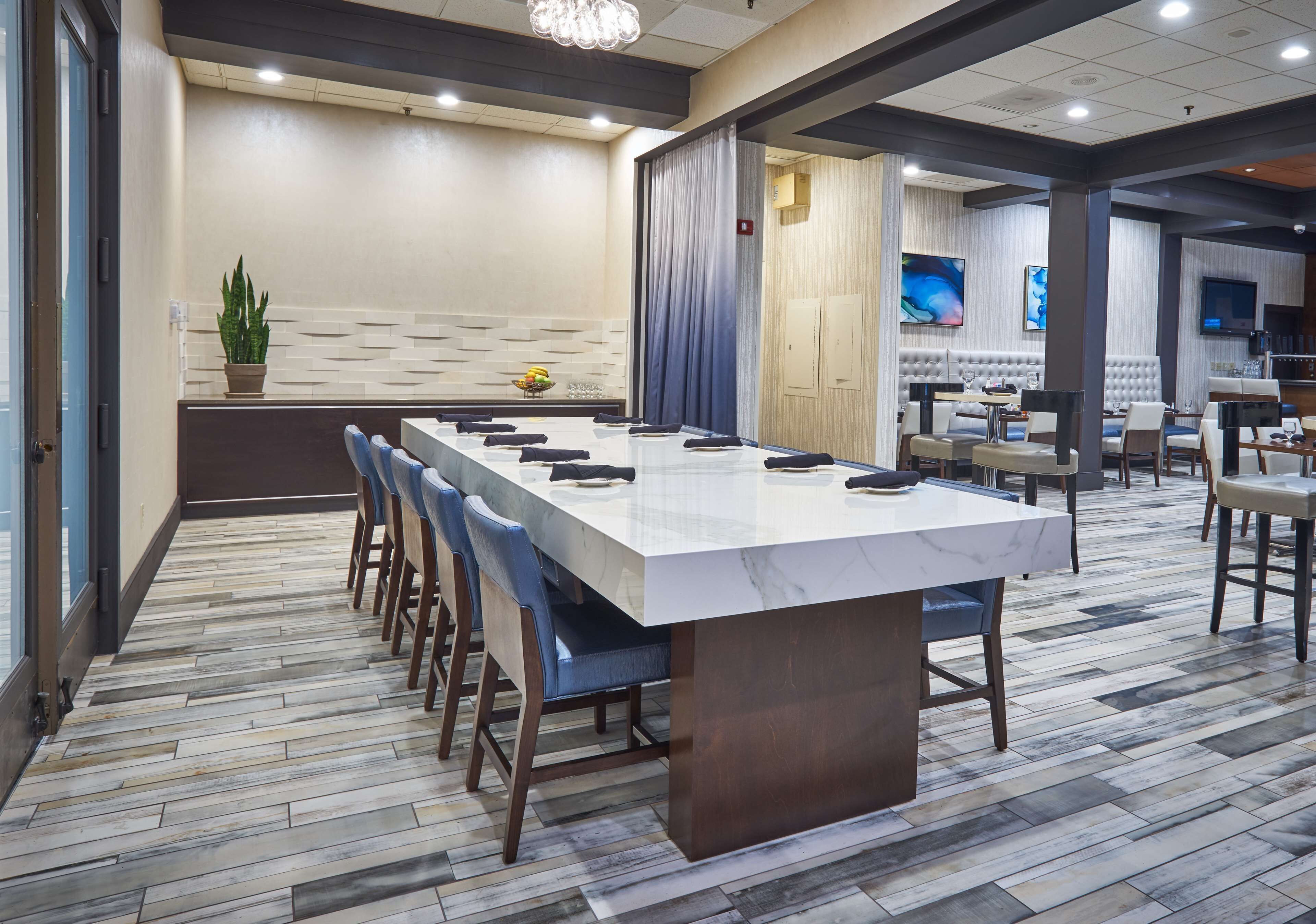 breakfast, lunch, dinner served; southern cuisine