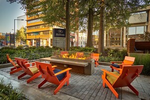 Un hotel con terraza y una chimenea exterior.