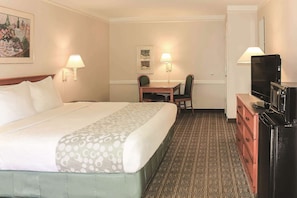 华丽客房, 1 张特大床, 无烟房 | 高档床上用品、办公桌、笔记本电脑工作区、遮光窗帘