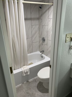Ensemble douche/baignoire, articles de toilette écologiques