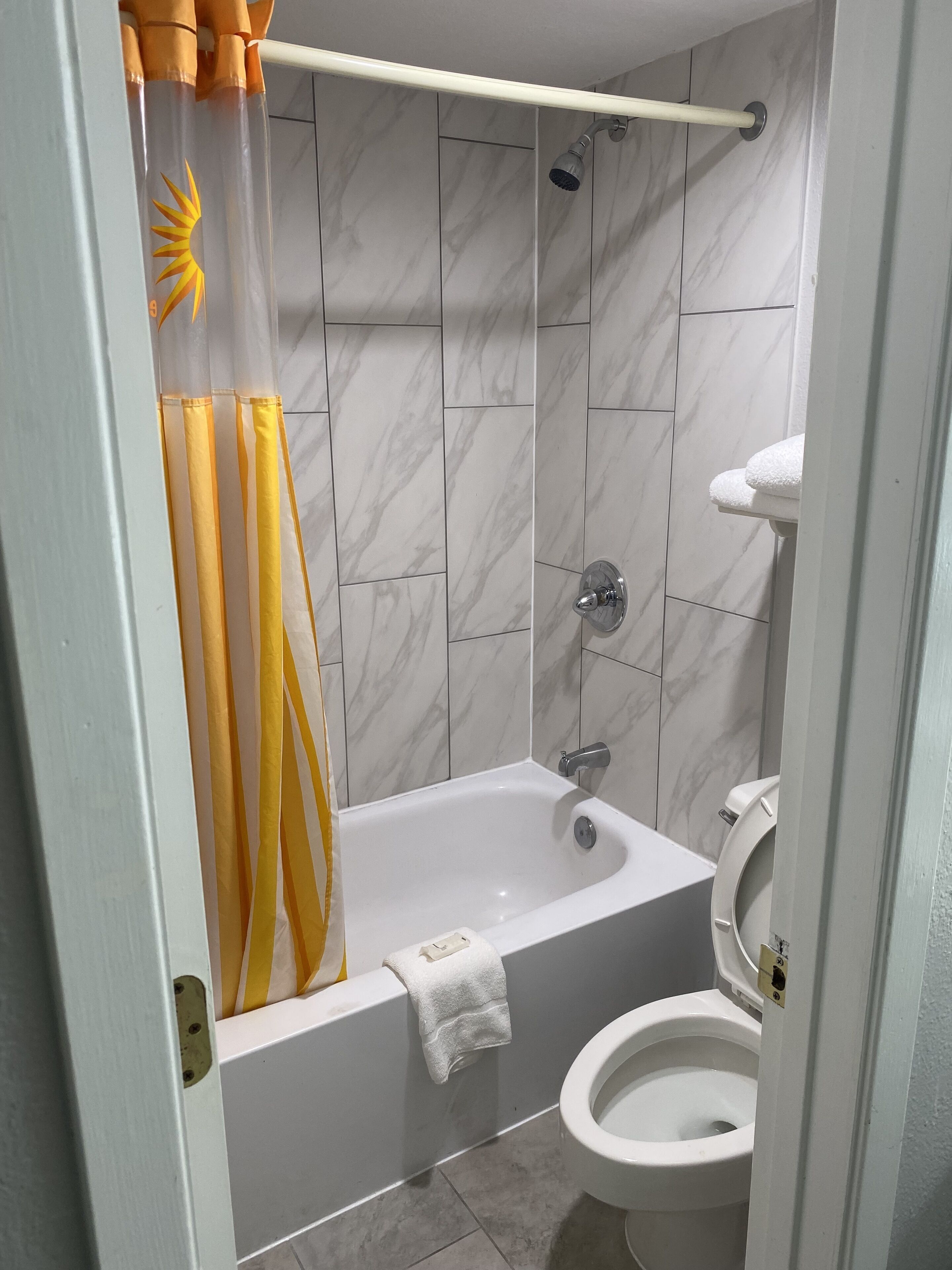 Ein Badezimmer mit Badewanne, Dusche und Toilette.