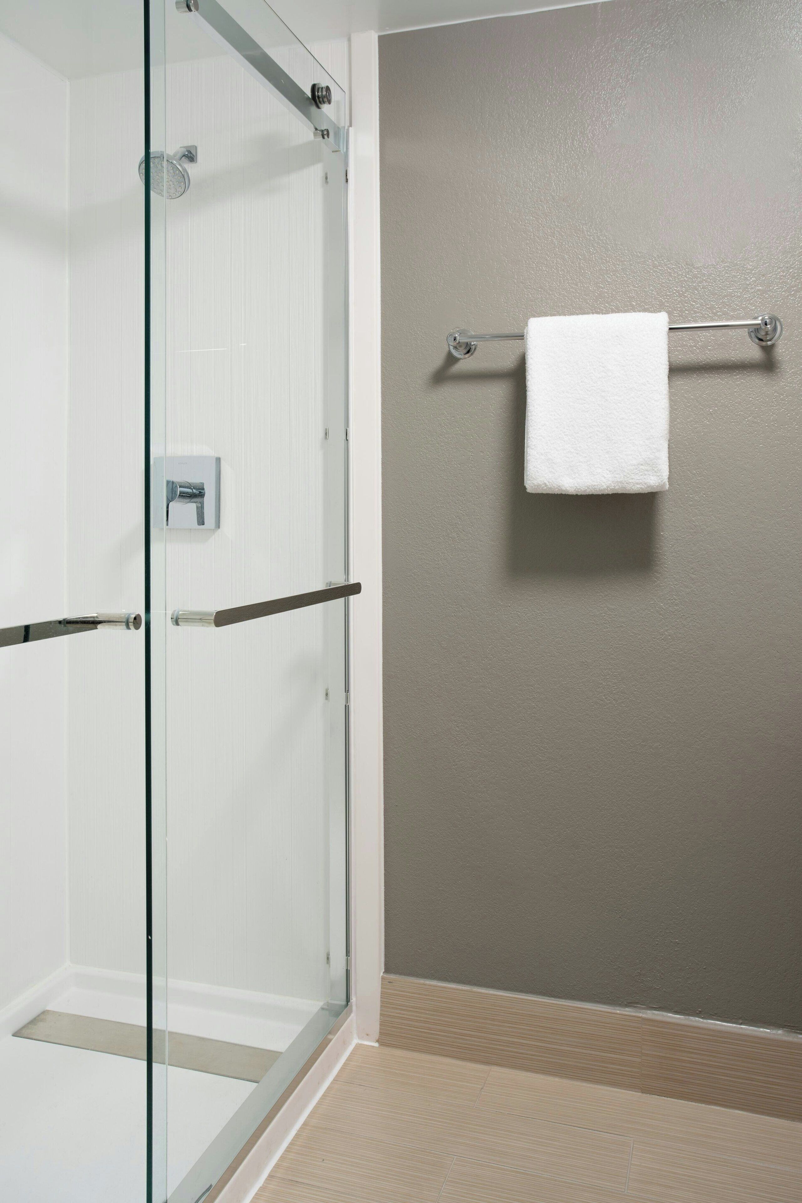 combined shower/bathtub, free toiletries, hair dryer, towels