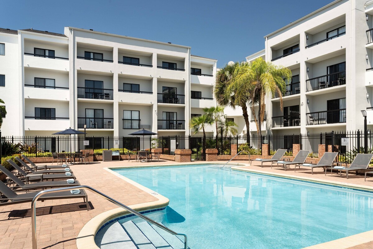 Exterior view of outdoor pool & rooms at the Courtyard by Marriott Tampa