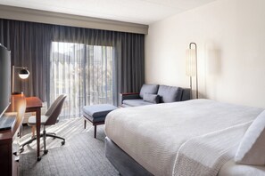 Premium bedding, desk, iron/ironing board, free cots/infant beds