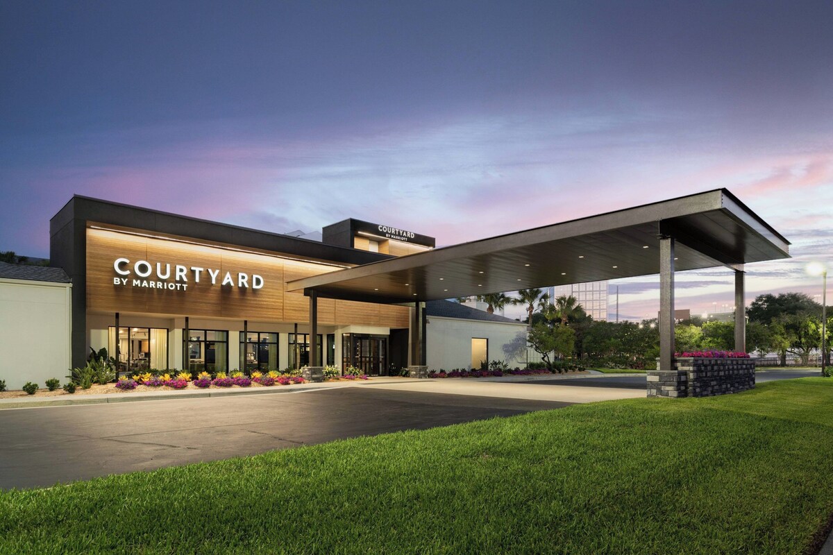 Exterior view of the Courtyard by Marriott Tampa