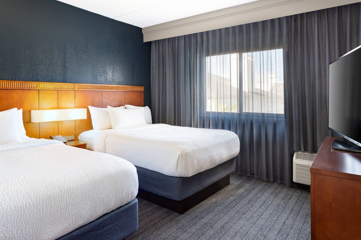 Interior room with two beds at the Courtyard by Marriott Tampa