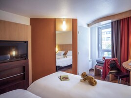 Standard Room, 2 Twin Beds | In-room safe, desk, laptop workspace, blackout drapes