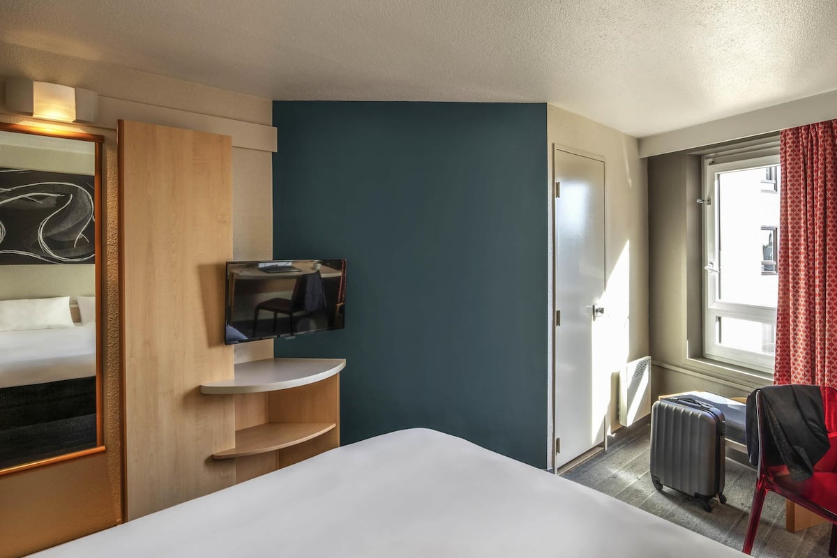 In-room safe, desk, laptop workspace, blackout drapes