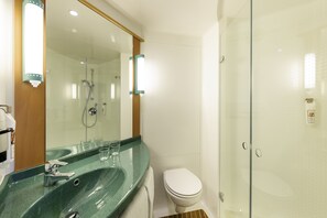 Douche, articles de toilette écologiques, sèche-cheveux
