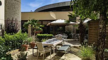 Lunch and dinner served, French cuisine