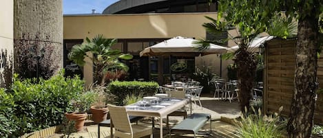 Lunch och middag serveras, njut av de goda smakerna från franska köket.