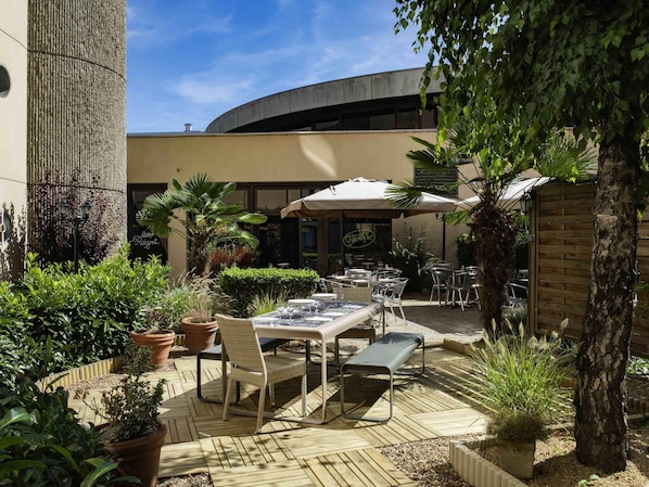 Lunch and dinner served, French cuisine