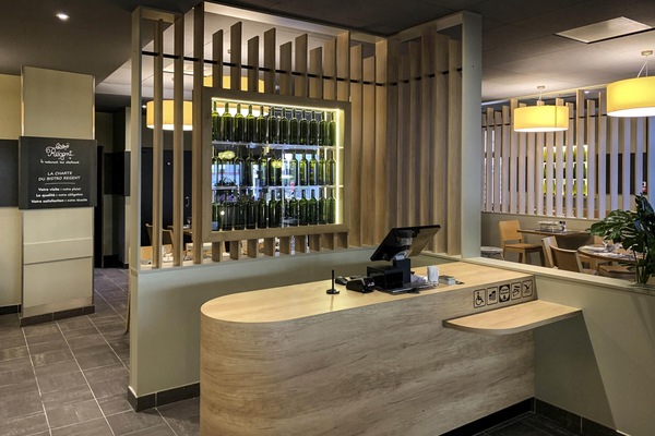 Makan tengah hari dan makan malam dihidangkan, masakan Perancis